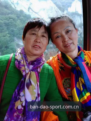 朋友老赵坐在我对面，把手机屏幕转过来给我看。“你猜我为了找个能看赛事数据的干净App，折腾了多少天？”屏幕上是十来个被翻来覆去比较过的下载页面截图，有的弹出连续广告，有的下载完根本登不进去。他叹了口气：“最后是听人说起半岛官网登录入口新版安卓版，才总算消停了。”老赵的经历我太熟悉了——手机里装过的体育App少说也有七八个，可每一个都像隔着一层雾，数据不实时、界面卡顿、甚至推送一堆无关消息。他反复问我的那个问题，也是很多用户都在问的：“半岛BANDAO中文官网2025到底支持哪些设备？下载的安装包靠不靠谱？”